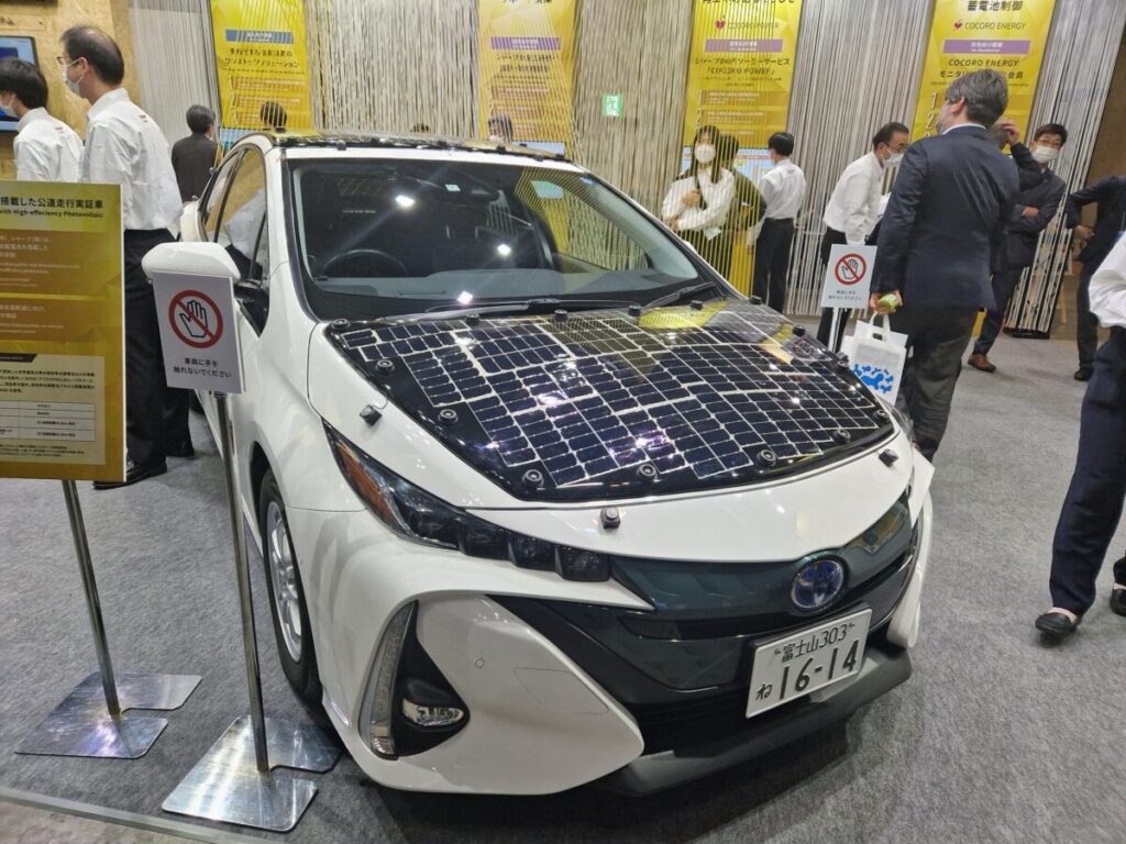 Imagen de coche eléctrico con módulos fotovoltaicos